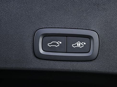 Certified 2025 Volvo XC40 B5 Plus image 32