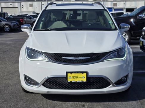 Used 2018 Chrysler Pacifica Limited image 2