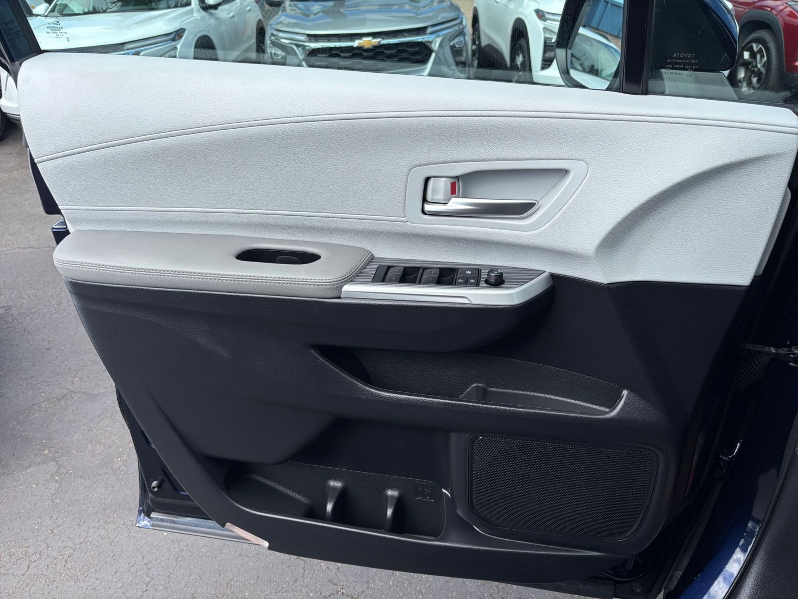 Used 2025 Toyota Sienna XLE FWD image 18
