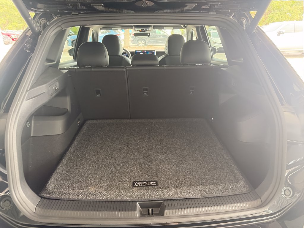 Certified 2025 Volkswagen Tiguan SE R-Line FWD image 39