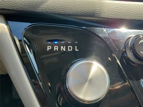 Used 2023 Chrysler Pacifica Touring-L FWD image 29