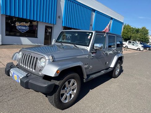 Used 2014 Jeep Wrangler Unlimited Sahara w/ Connectivity Group AWD/4WD image 2