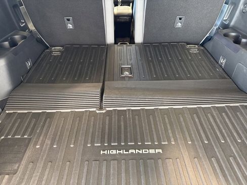 Used 2023 Toyota Highlander Limited image 17