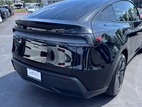 Used 2026 Tesla Model Y 2WD image 8