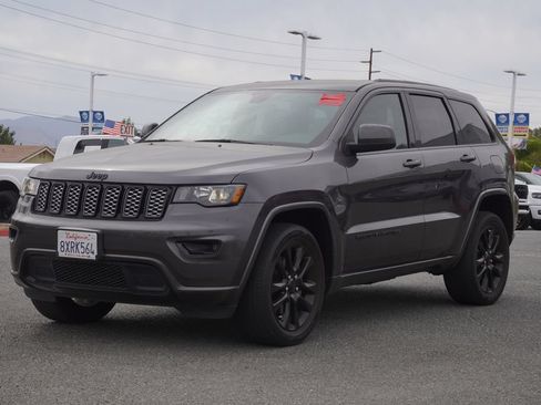 Certified 2021 Jeep Grand Cherokee Laredo X AWD/4WD image 2