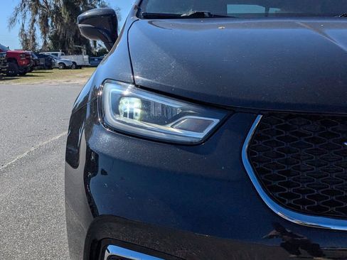 Used 2022 Chrysler Pacifica Touring-L image 9