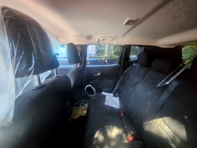 Used 2018 Jeep Renegade Latitude FWD image 7