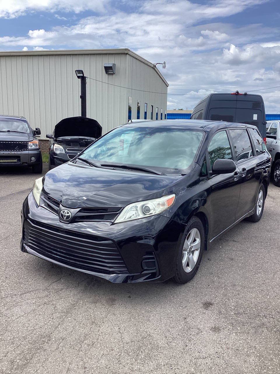Used 2020 Toyota Sienna L FWD image 2