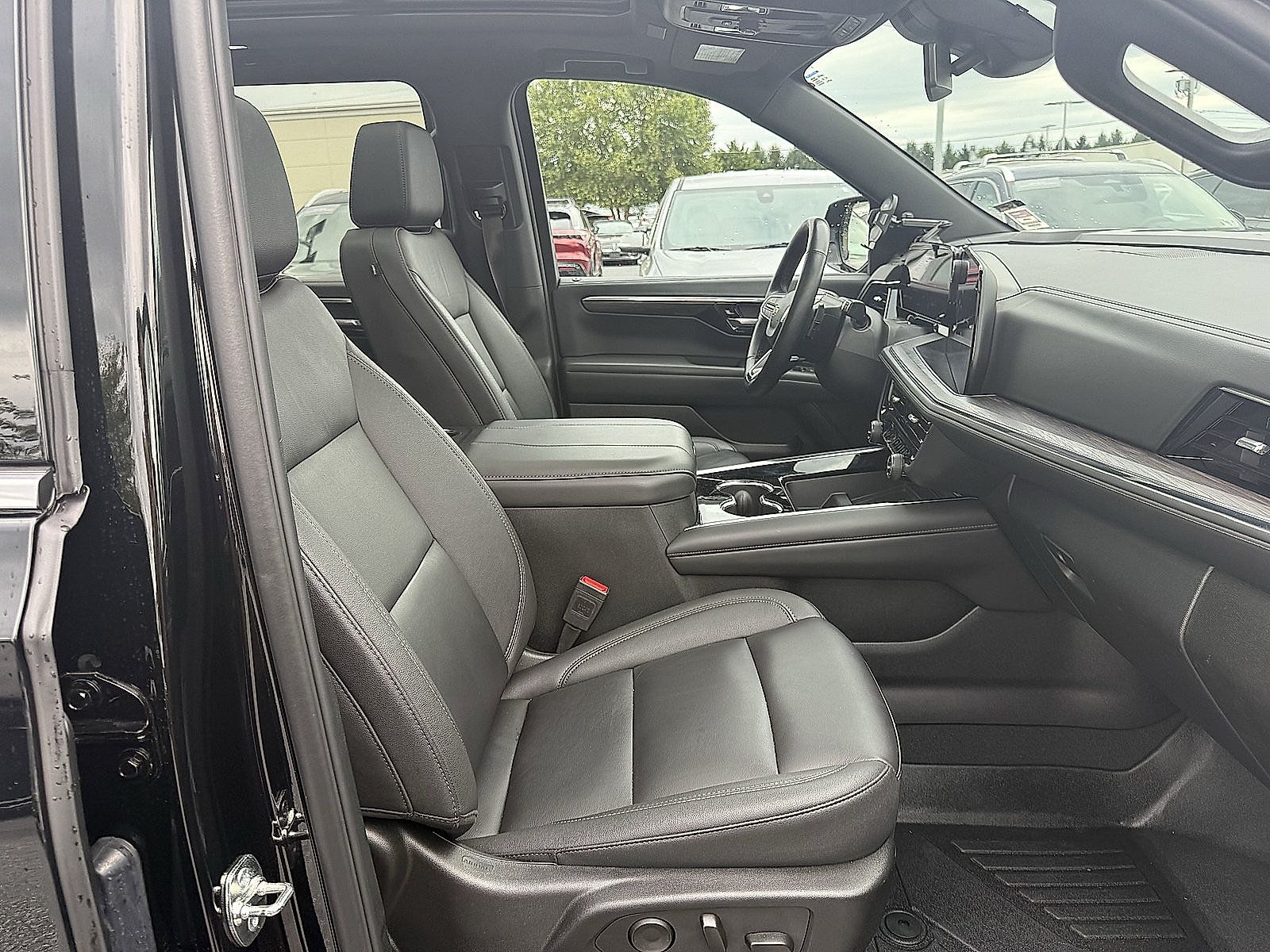 Used 2025 Chevrolet Suburban LT w/ Comfort Package AWD/4WD image 27