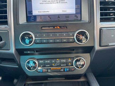 Used 2018 Ford Expedition Max Platinum RWD image 19