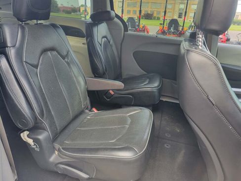 Used 2019 Chrysler Pacifica Limited FWD image 12
