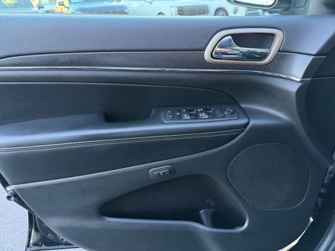 Used 2017 Jeep Grand Cherokee Limited w/ Luxury Group II image 13