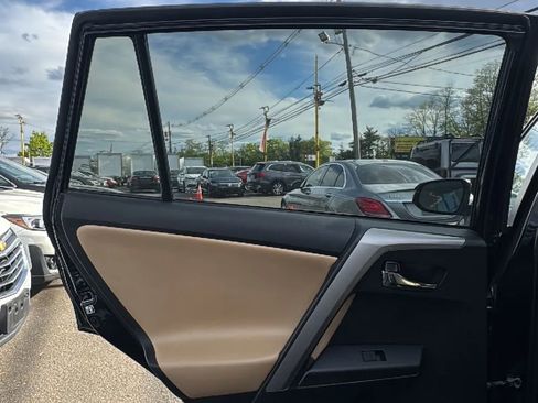 Used 2018 Toyota RAV4 XLE w/ Plus Extra Value Package AWD/4WD image 14