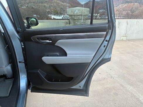 Used 2021 Toyota Highlander Limited image 18