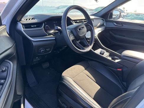 Used 2024 Jeep Grand Cherokee Altitude image 8