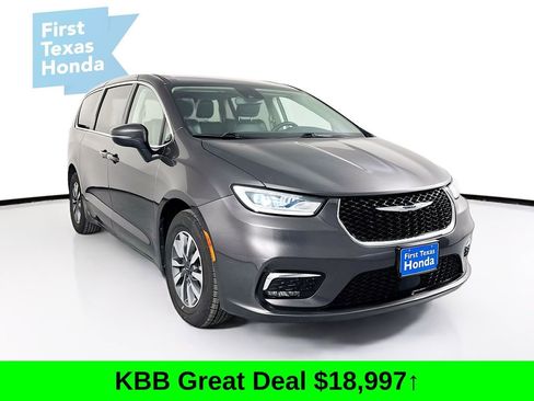 Used 2023 Chrysler Pacifica Touring-L image 1