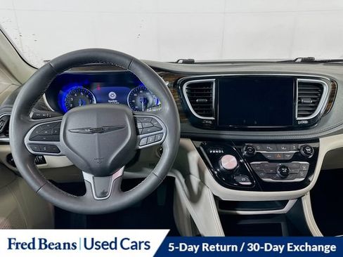 Used 2023 Chrysler Pacifica Limited FWD image 30