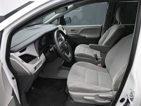 Used 2020 Toyota Sienna L FWD image 11