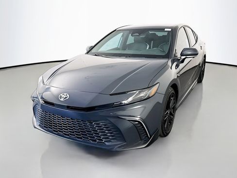 Used 2025 Toyota Camry SE w/ Convenience Package FWD image 4