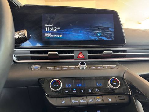 Used 2025 Hyundai Elantra SEL FWD image 17