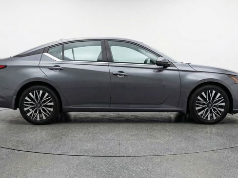 Used 2025 Nissan Altima 2.5 SV FWD image 11