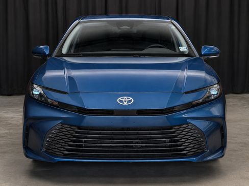 Used 2025 Toyota Camry LE FWD image 5