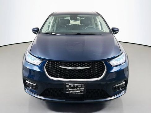Used 2023 Chrysler Pacifica Touring-L FWD image 2