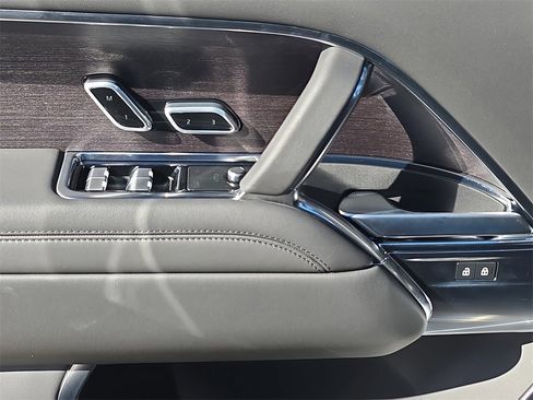 Certified 2024 Land Rover Range Rover SE image 29