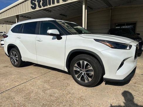 Used 2023 Toyota Highlander XLE FWD image 3