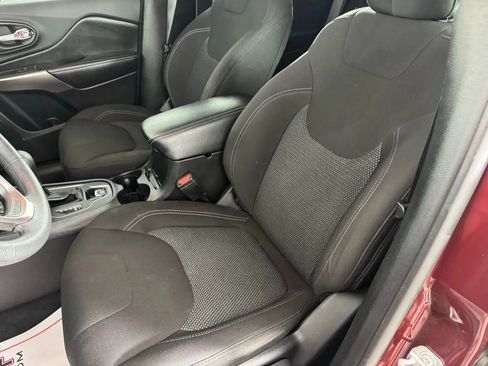 Used 2019 Jeep Cherokee Latitude w/ Popular Appearance Group FWD image 31