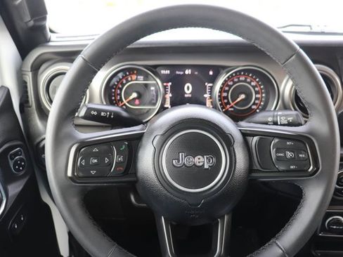 Used 2023 Jeep Gladiator Willys image 18