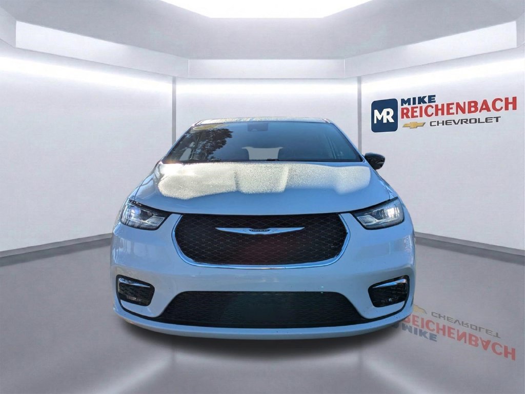 Used 2024 Chrysler Pacifica Touring-L FWD image 9