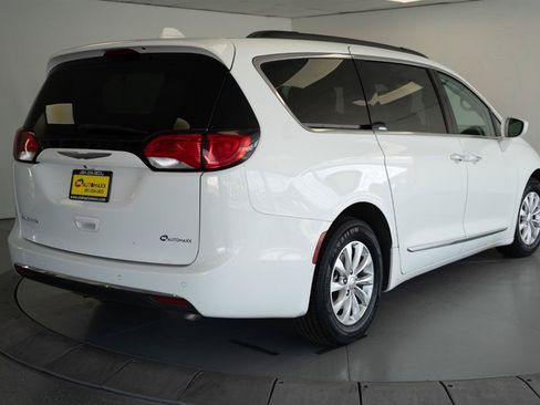 Used 2017 Chrysler Pacifica Touring-L FWD image 7