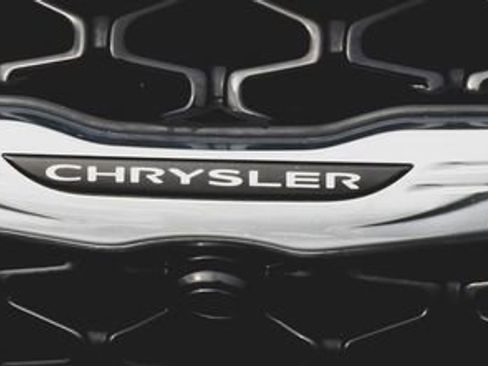 Used 2022 Chrysler Pacifica Touring-L image 4