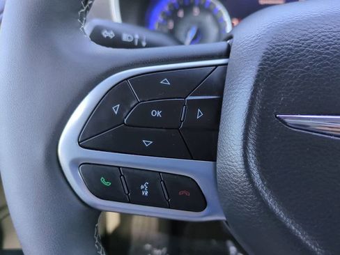 Used 2025 Chrysler Pacifica Select image 24