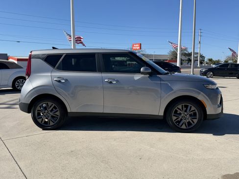 Certified 2022 Kia Soul EX image 3
