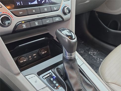 Used 2017 Hyundai Elantra Limited image 11