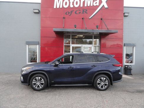 Used 2023 Toyota Highlander XLE image 2