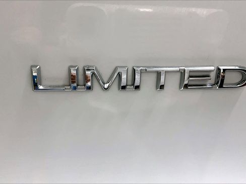 Used 2017 Chrysler Pacifica Limited image 10