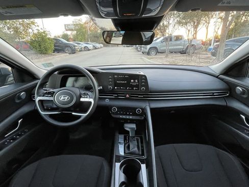 Used 2025 Hyundai Elantra Blue image 10