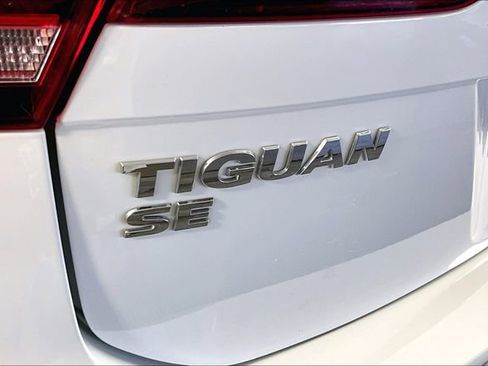 Used 2021 Volkswagen Tiguan SE w/ Panoramic Sunroof Package FWD image 23