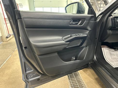 Used 2025 Nissan Pathfinder SV AWD/4WD image 14