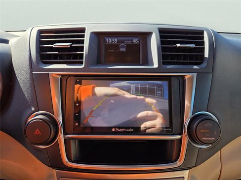 Used 2013 Toyota Highlander Base image 16