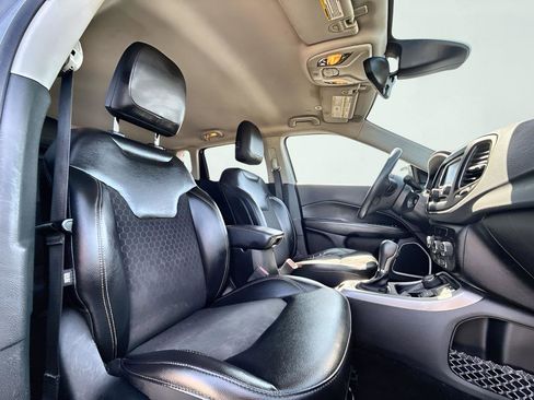 Used 2018 Jeep Compass Latitude w/ Cold Weather Group AWD/4WD image 18