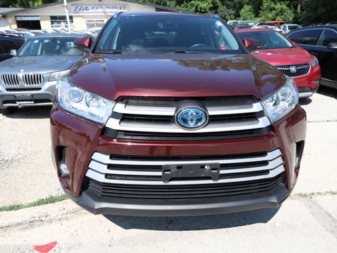 Used 2019 Toyota Highlander XLE image 3