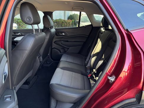 Used 2025 Chevrolet Trax LT FWD image 45