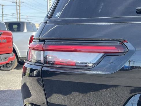 Used 2024 Jeep Grand Cherokee L Laredo image 10