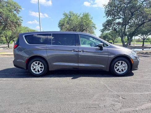 Used 2023 Chrysler Pacifica Touring-L FWD image 8