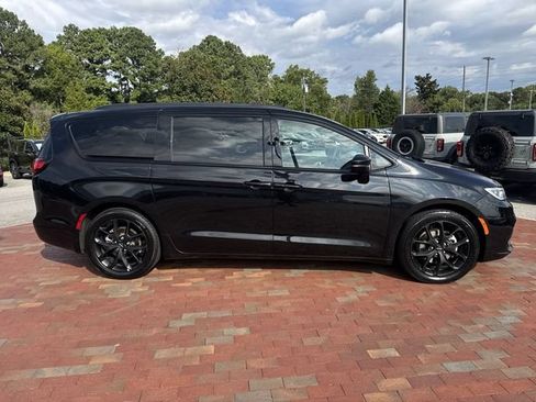 Used 2025 Chrysler Pacifica Limited FWD image 37