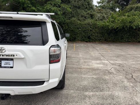 Used 2017 Toyota 4Runner SR5 AWD/4WD image 9